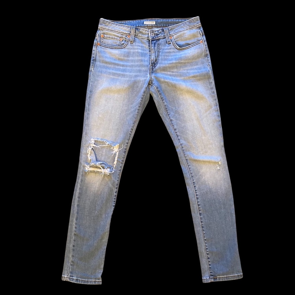 Levi’s Boyfriend Skinny- Light Wash Denim- Distressed Knees- size 27 x 32